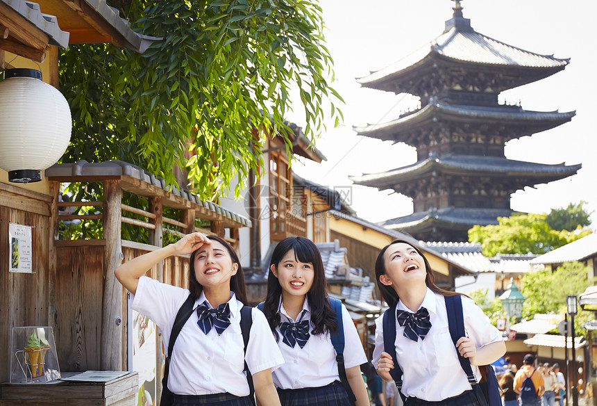 三个背包高中女孩在景点游玩图片