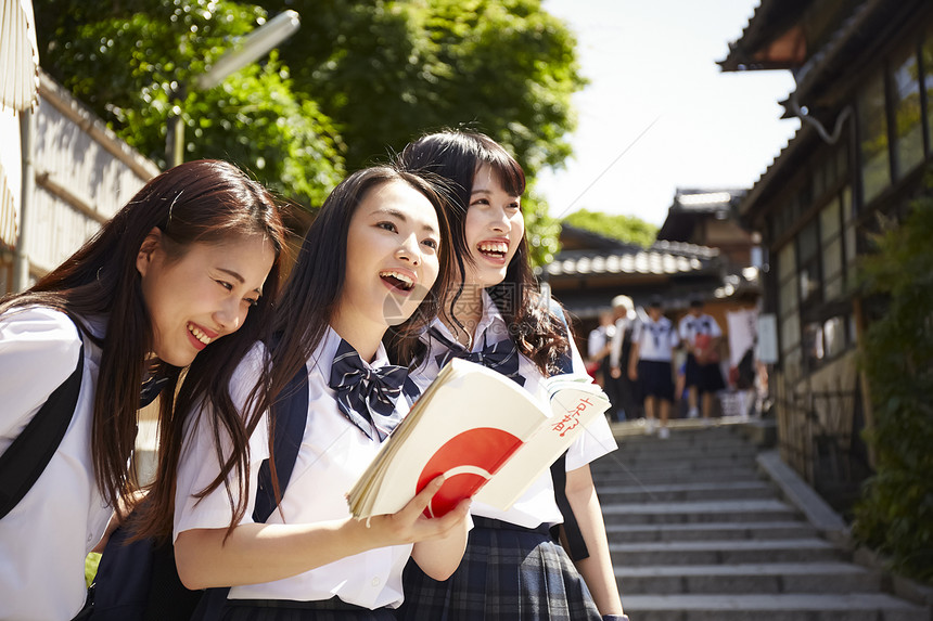 三个背包高中女孩在景点游玩图片