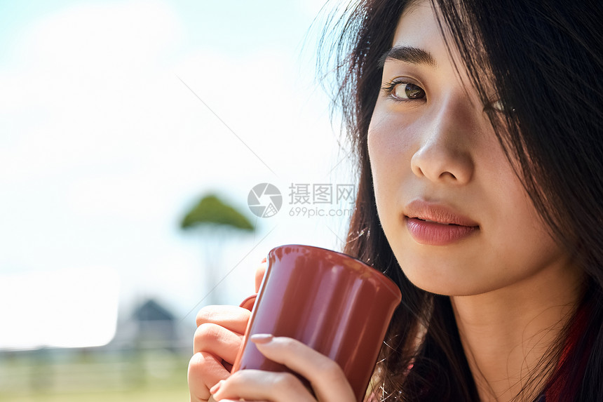 女人旅行喝咖啡图片