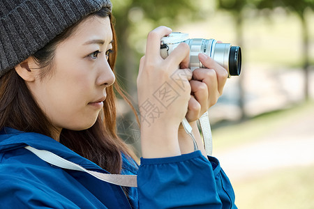 女人徒步旅行拍照图片