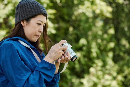 女人徒步旅行拍照图片