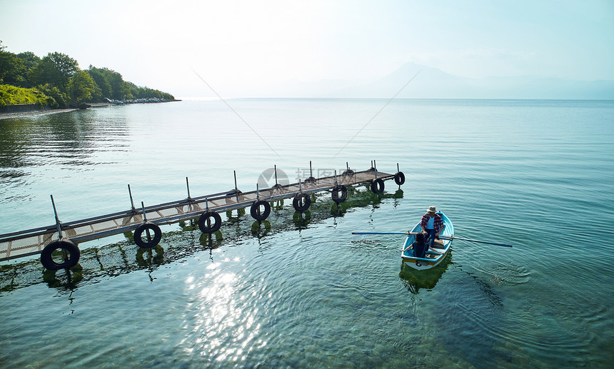 防波堤湖面女家庭旅行湖船图片