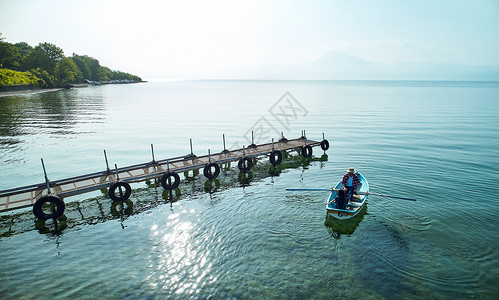 防波堤湖面女家庭旅行湖船图片