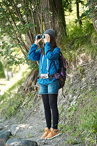 年轻美女徒步旅行图片
