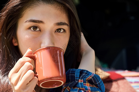 年轻美女户外开心露营图片