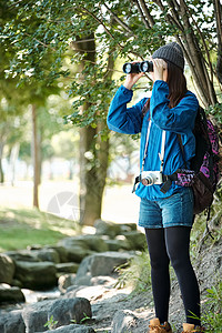 年轻美女徒步旅行图片