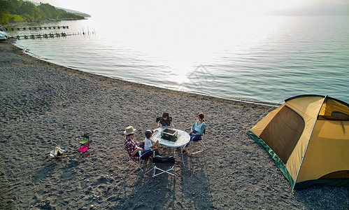 一家人海边露营图片