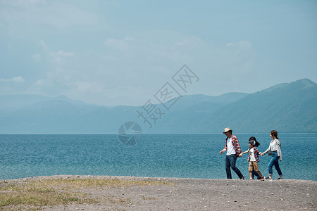 溜达男子湖滨区家庭旅行湖营地图片