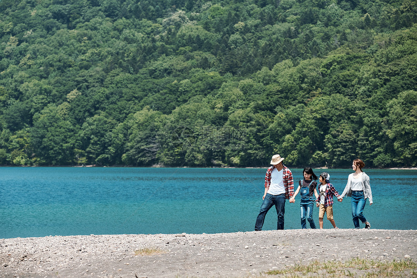 广阔的荒野漫步父亲家庭旅行湖营地图片