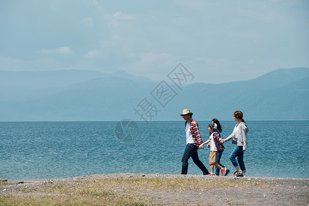 湖边二十多岁山峰家庭旅行湖营地图片