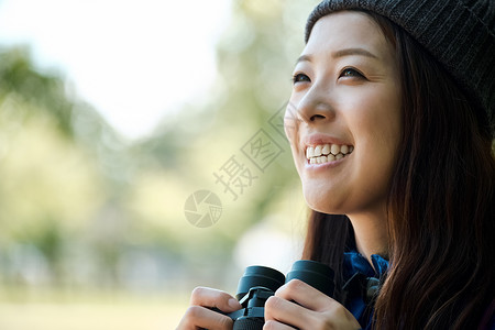 青年看笑容女人的徒步旅行图片