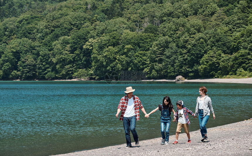 走路欢闹愉快家庭旅行湖营地图片