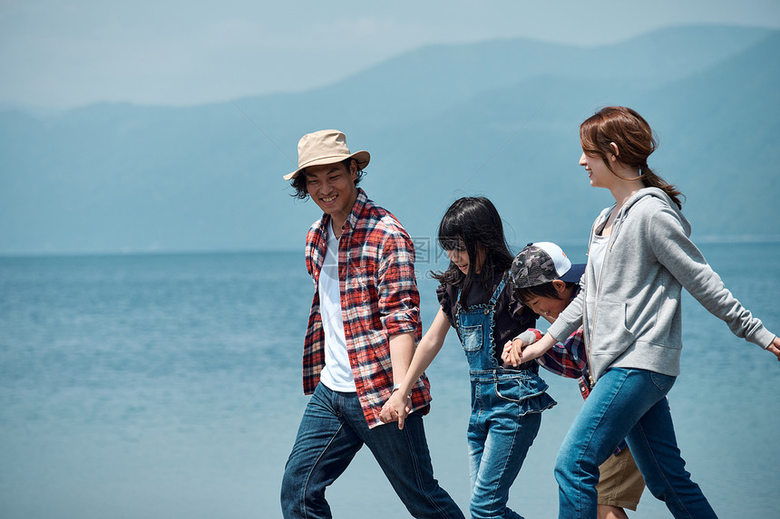 快乐的女北海道家庭旅行湖营地图片