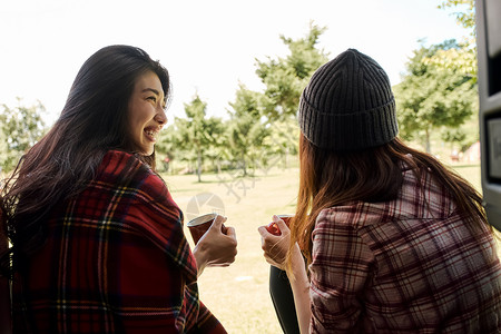 咖啡笑脸朋友妇女的旅行营图片