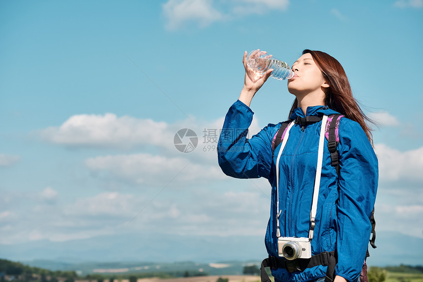 日本人独自旅行歌喉女人的徒步旅行图片