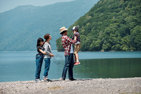 自然快乐的拥抱家庭旅行湖营地高清图片