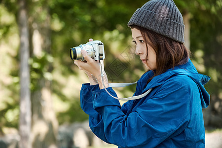 露营姐妹出游踏青女人的徒步旅行图片