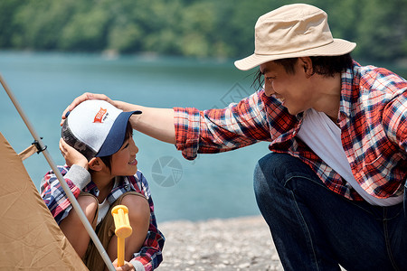 较年轻父母和小孩好朋友家庭旅行湖营地图片