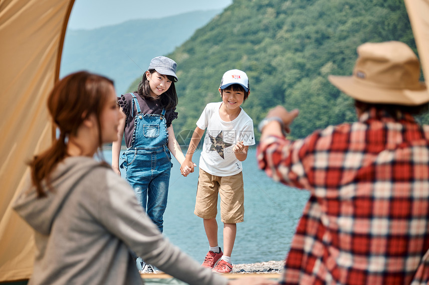 孩子女户外家庭旅行湖营地图片