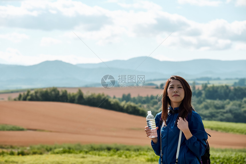 度假喝优良女人的徒步旅行图片