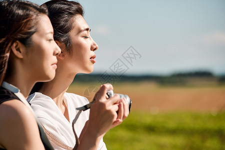 女人拍摄的旅程自然风光背景图片