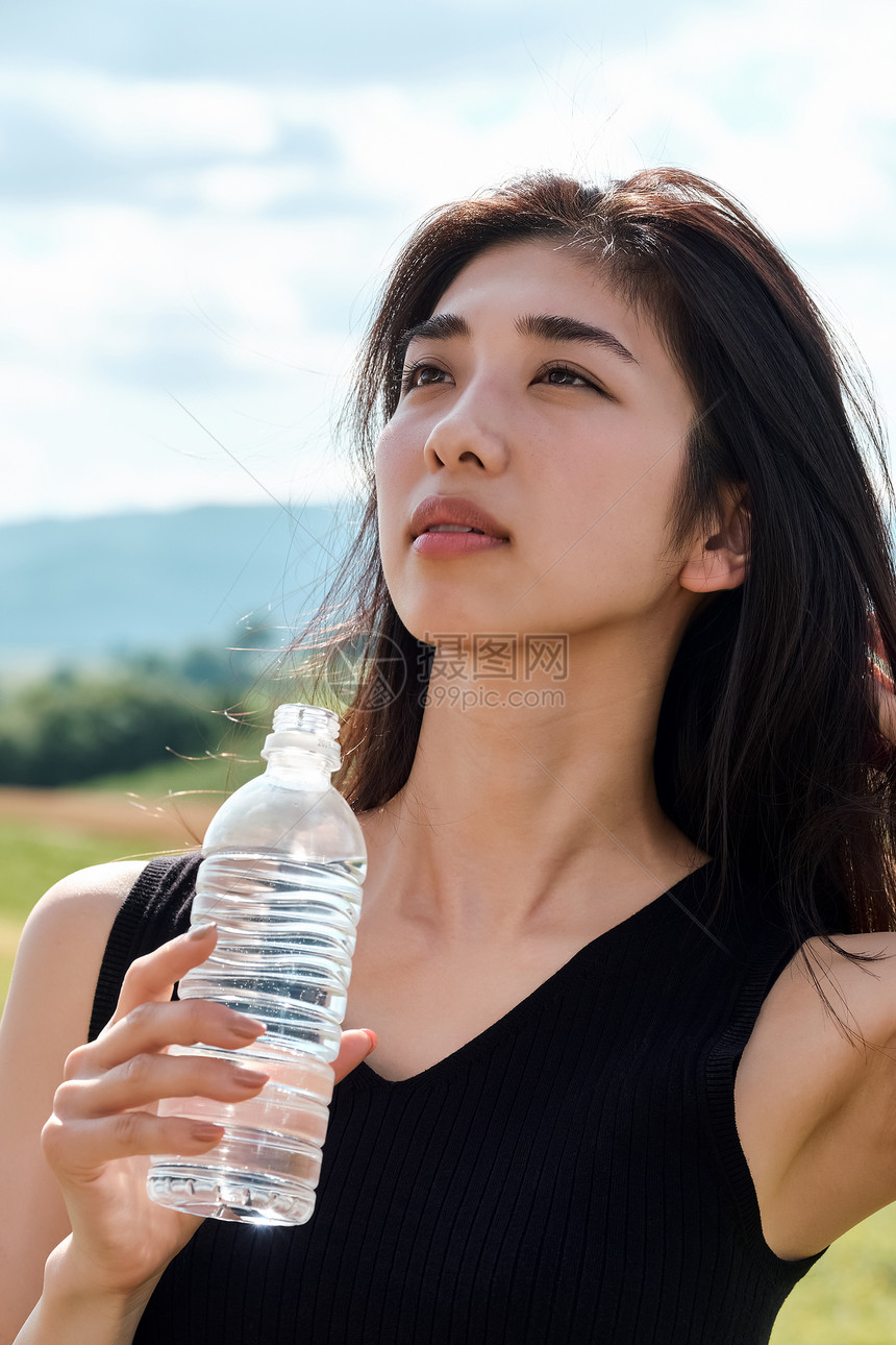 干燥喝酒亚洲人女补水图片