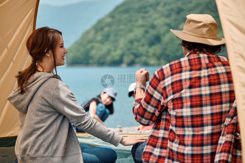室外旅行湖边营地的一家人图片