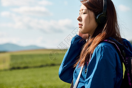 孤旅旅行者二十多岁女人的徒步旅行图片