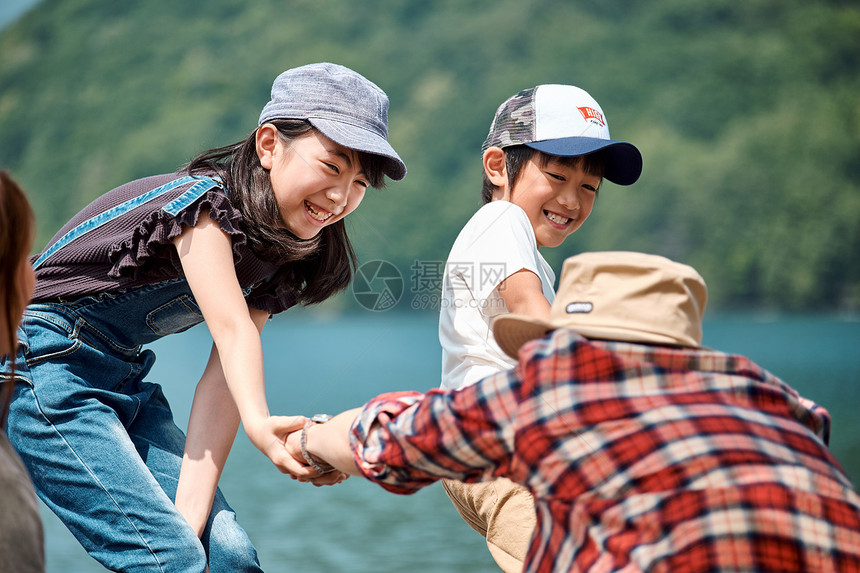 一家人湖边开心露营图片