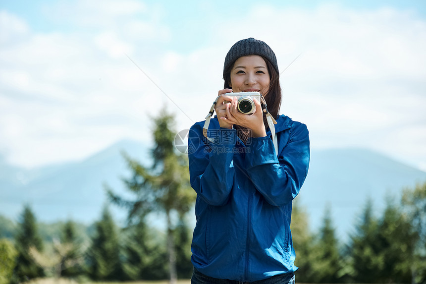 年轻美女户外徒步旅行图片