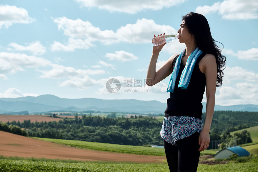 年轻美女运动补水图片