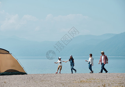 女人自然孩子家庭旅行湖营地图片