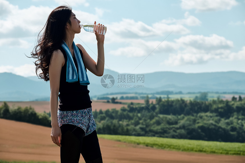 花茎美容术留白女子运动补水图片