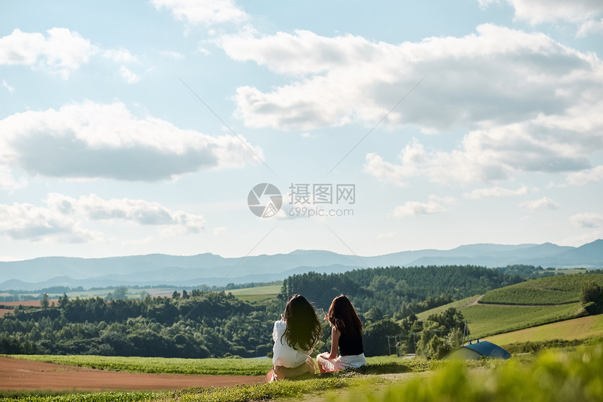 空白部分山峰人类女人的旅程自然风光图片