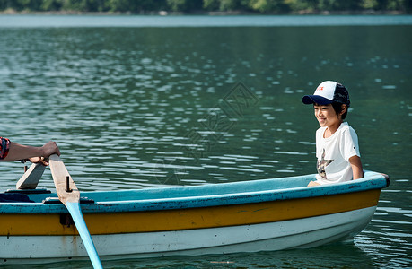晴朗划船青年家庭旅行湖船图片