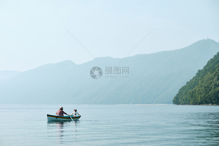 男人父母和小孩文稿空间家庭旅行湖船图片