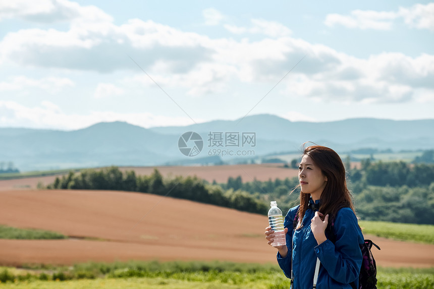 女生干燥三十几岁女人的徒步旅行图片