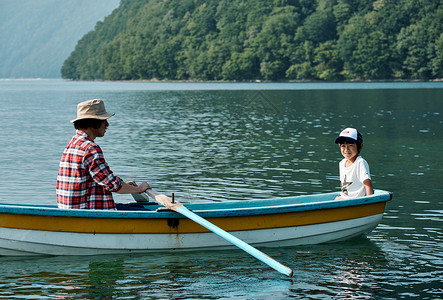 划船儿子旅途家庭旅行湖船图片