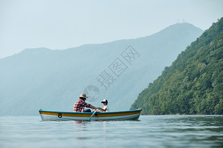 山峰清澈家人家庭旅行湖船图片