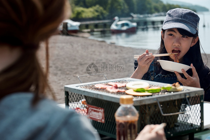 欣赏休息女生家庭旅行湖营地图片