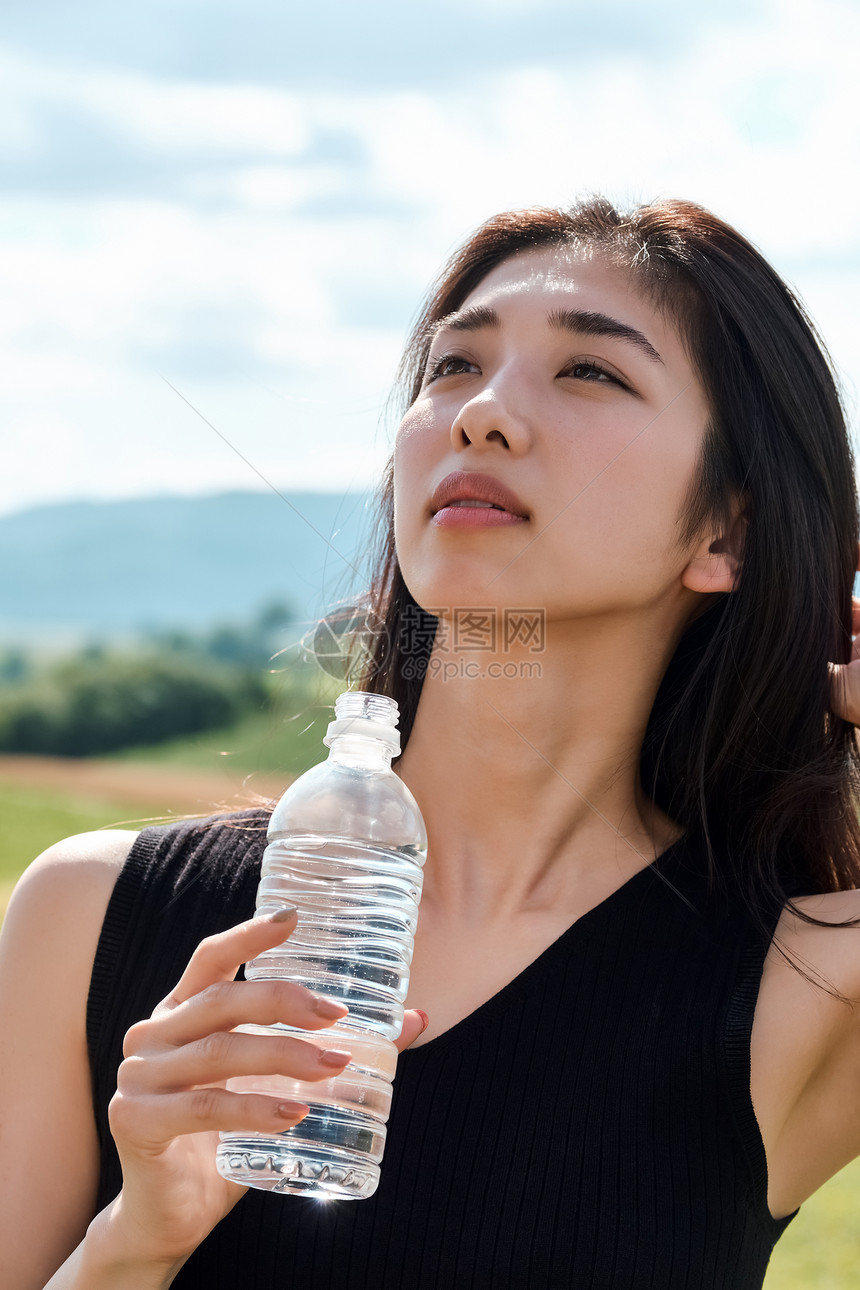 奔跑者干净晴朗女补水图片