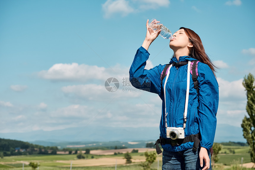 清爽女旅途女人的徒步旅行图片