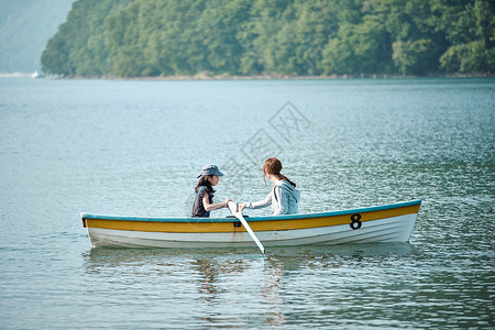 人类父母和小孩妈妈家庭旅行湖船图片