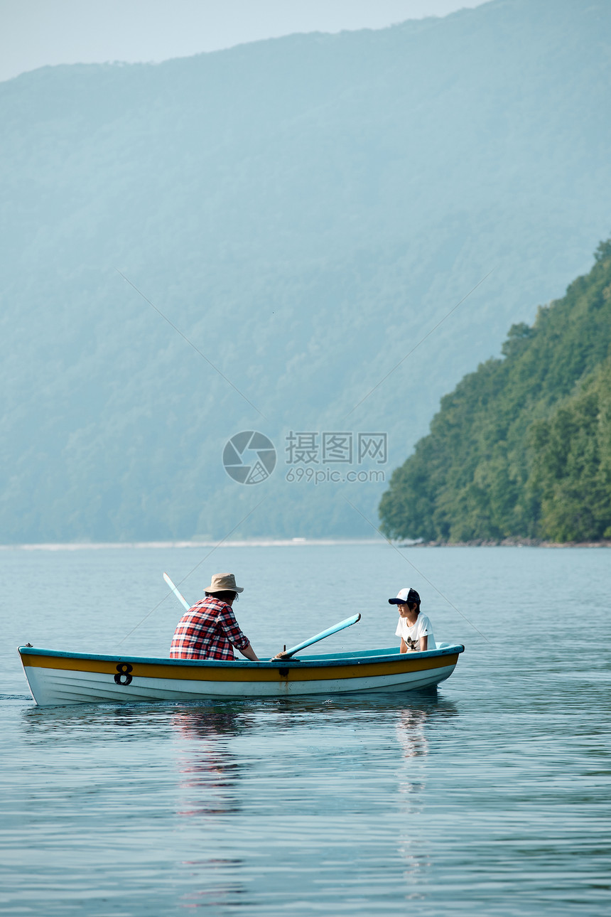 父子家庭旅行划船图片