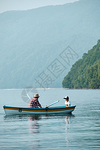 父子家庭旅行划船图片