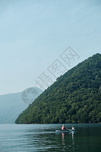 旅行者休闲男人们家庭旅行湖船图片