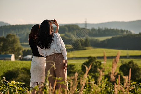 美女闺蜜户外旅行拍照图片