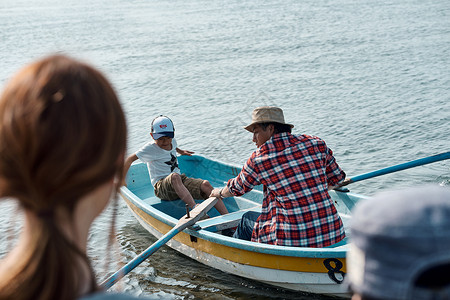男孩父亲家族家庭旅行湖船图片