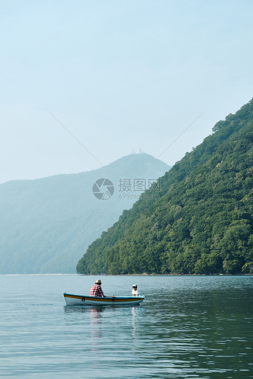 场景精美美丽家庭旅行湖船图片