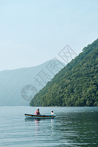 场景精美美丽家庭旅行湖船图片